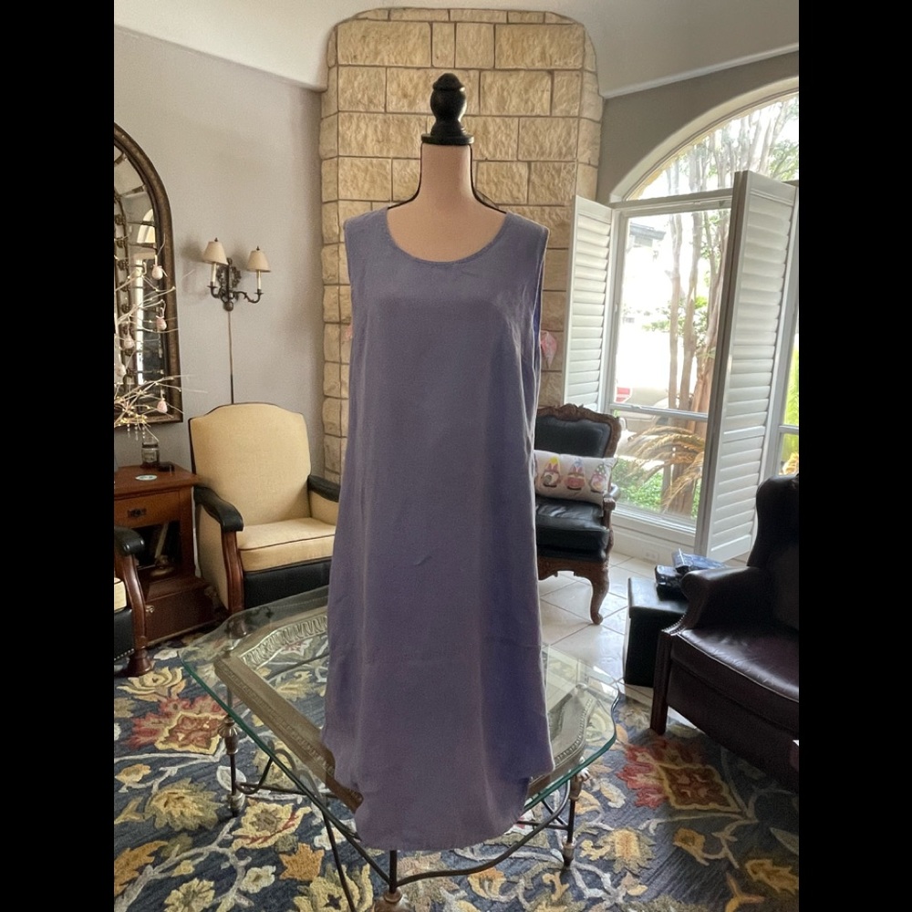 Beautiful linen dress.  Compares to size 14-16.